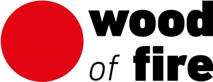 Logo z czerwonym kołem obok napisu "wood of fire".